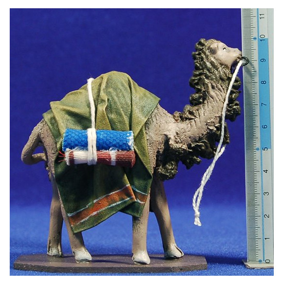 Camello de pie 8 cm ropa y barro Figuralia