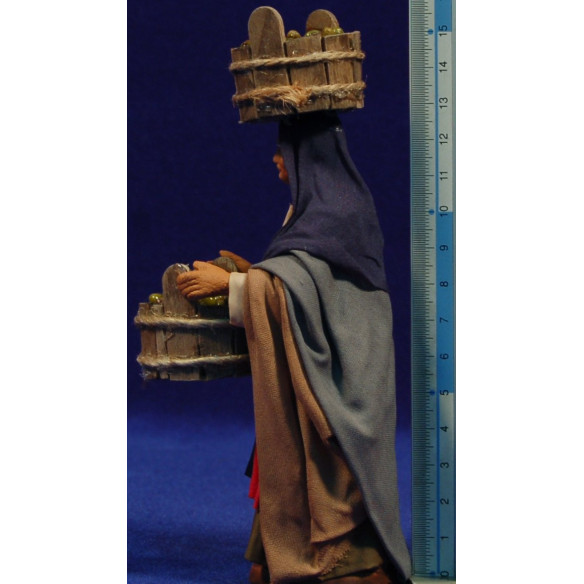 Pastora con cubos de aceitunas leña 13 cm ropa y barro