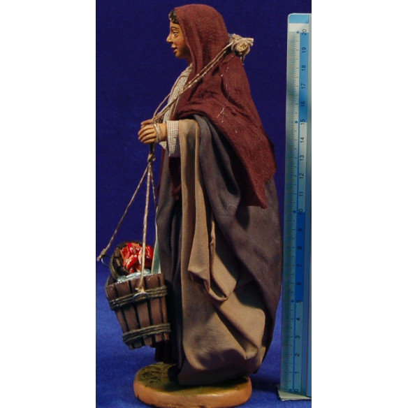 Vecchina con tinozze pesce 20 cm stoffe e terracotta