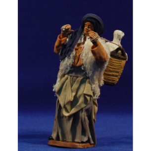 Donna con cesto pecora dietro spalla 16 cm stoffe e terracotta