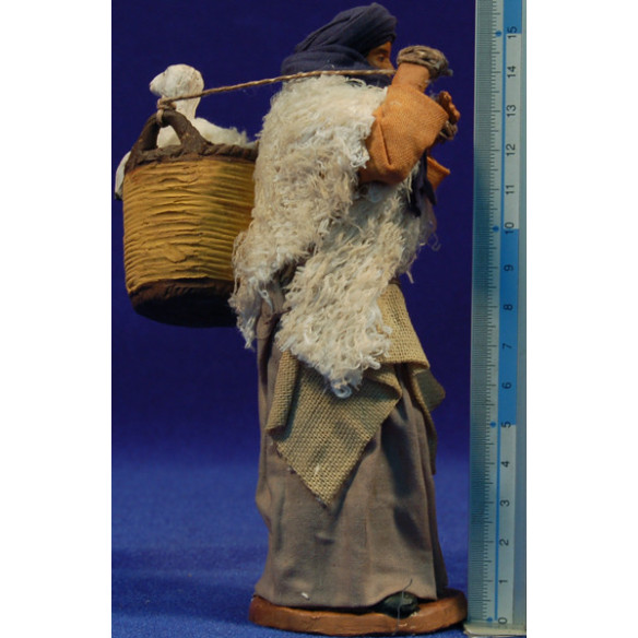Pastora con cesto con cordero 16 cm ropa y barro