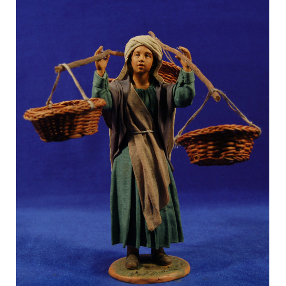 Donna quattro cesti paglia 25 cm stoffe e terracotta