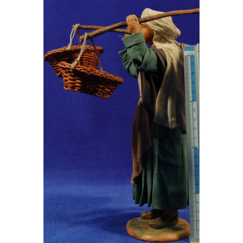 Donna quattro cesti paglia 25 cm stoffe e terracotta