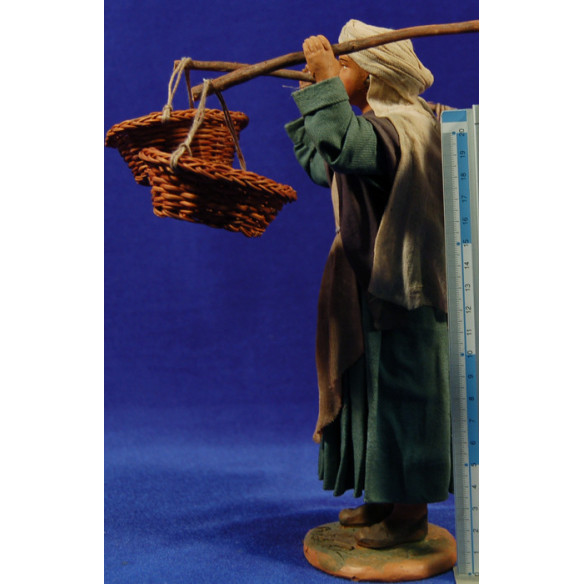 Donna quattro cesti paglia 25 cm stoffe e terracotta