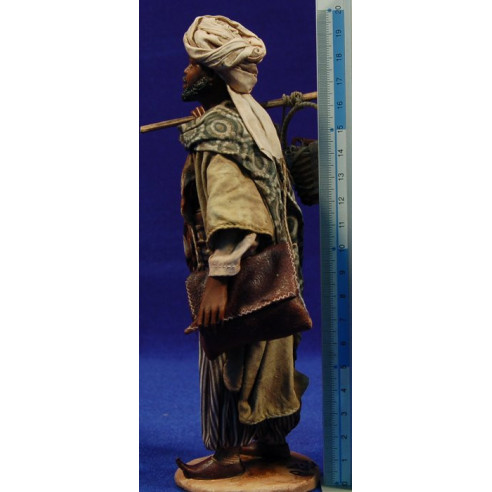 Pastore moro con brocche e zaino 18 cm terracotta e stoffa dipinte Angela Tripi