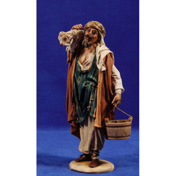Pastore con piccola pecora sulla spalla 18 cm terracotta e stoffa dipinte Angela Tripi