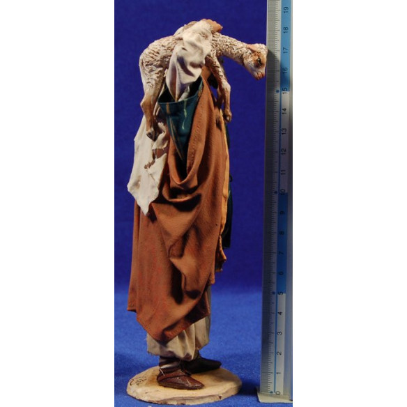 Pastore con piccola pecora sulla spalla 18 cm terracotta e stoffa dipinte Angela Tripi