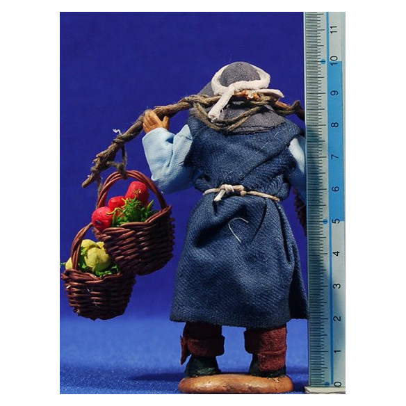 Pastor con cestos de frutas 10 cm ropa y barro