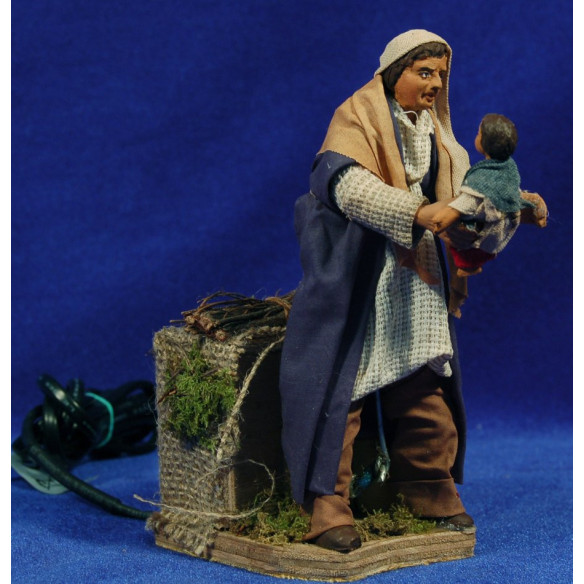 Pastor levanta niño movimiento 12 cm ropa y barro
