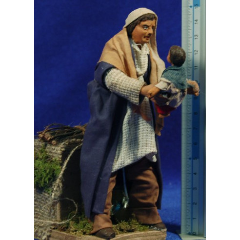 Pastor levanta niño movimiento 12 cm ropa y barro