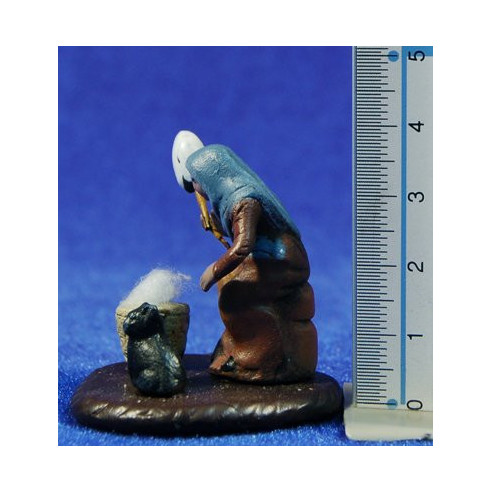 Pastora hilandera con gato 5 cm barro pintado Figuralia