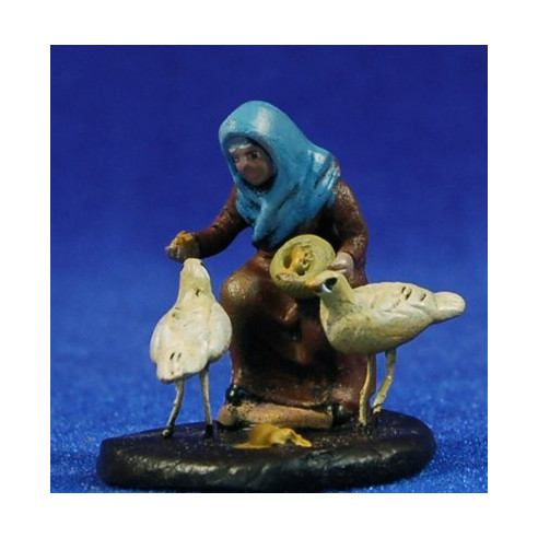 Pastora con gallinas 5 cm barro pintado Figuralia