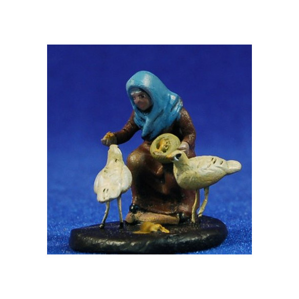 Pastora con gallinas 5 cm barro pintado Figuralia