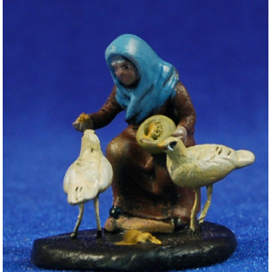 Pastora con gallinas 5 cm barro pintado Figuralia