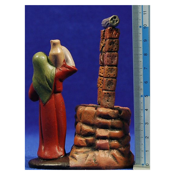 Pastorella nel pozo 7 cm terracotta dipinte Figuralia