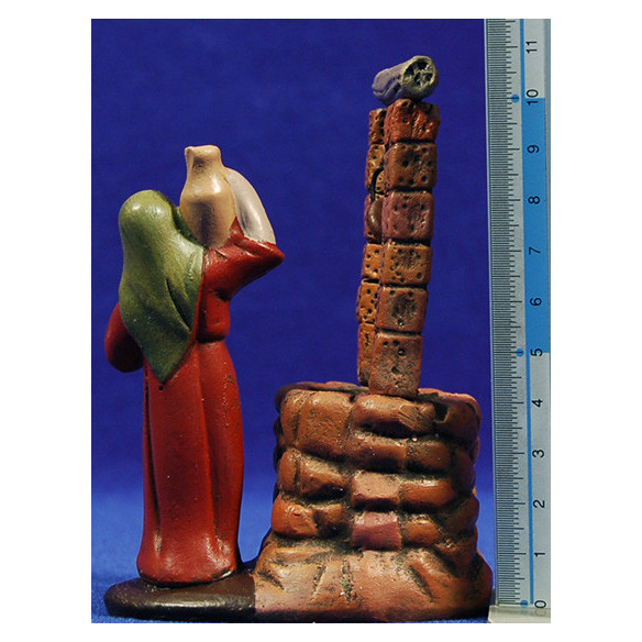 Pastora en pozo 7 cm barro pintado Figuralia