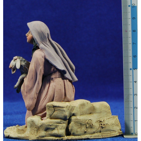 Pastora adorando con cordero 14 cm barro pintado De Francesco
