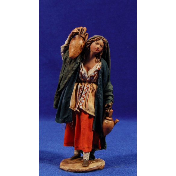 Pastora con jarras 13 cm barro y tela pintada Angela Tripi