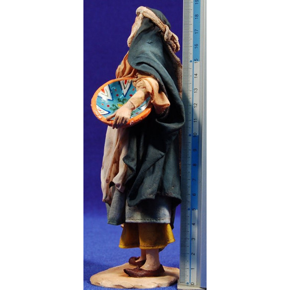 Pastora con jarra y zafata 18 cm barro y tela pintada Angela Tripi