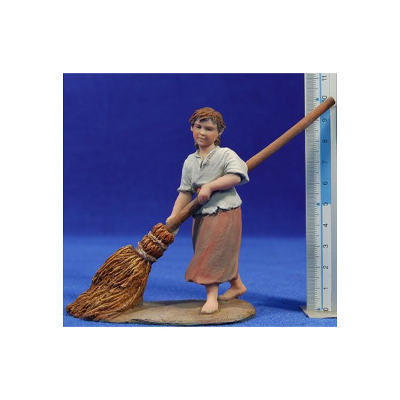 Woman cleaning 17 cm resin Montserrat Ribes