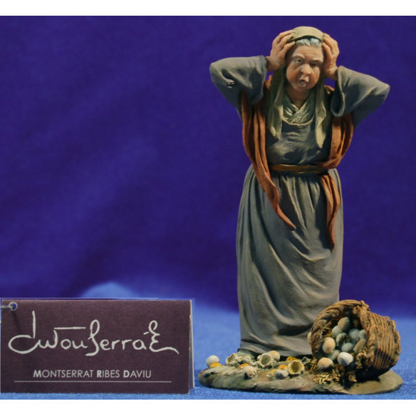 Woman old whith broken eggs 17 cm resin Montserrat Ribes