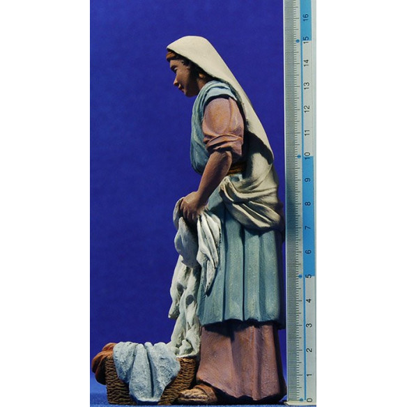 Woman cleaning with basket 17 cm resin Montserrat Ribes