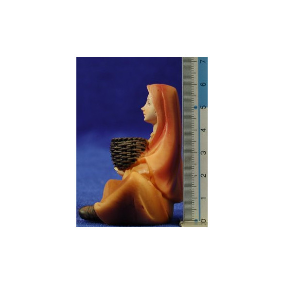 Pastora sentada con cesto 11 cm resina
