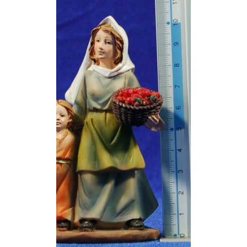 Pastora con niña y cesto de frutas 11 cm resina