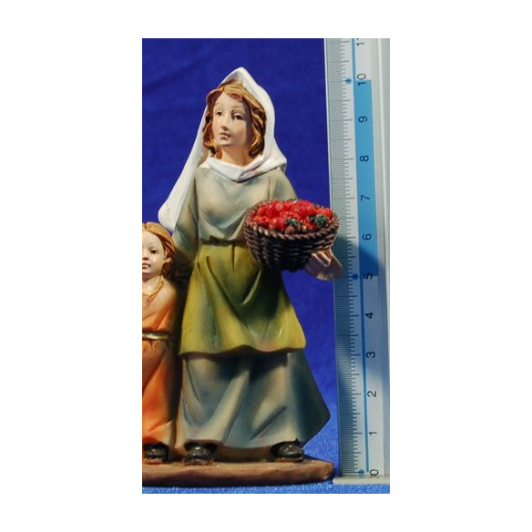 Pastora con niña y cesto de frutas 11 cm resina