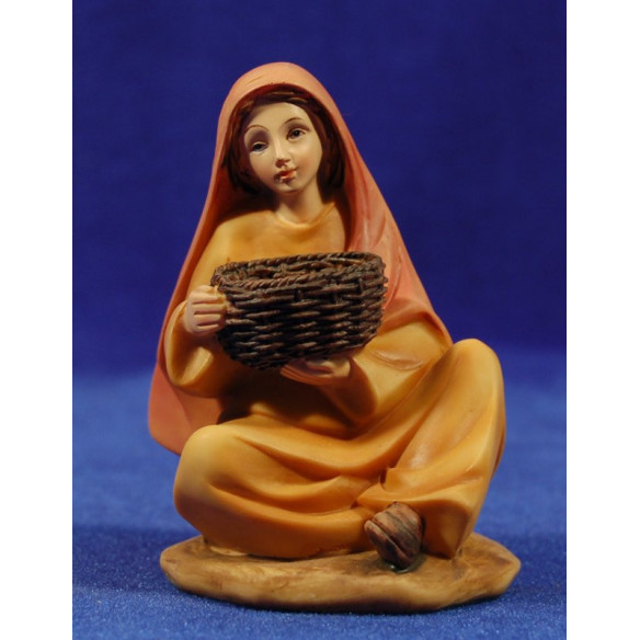 Woman seating with basket 15 cm resin