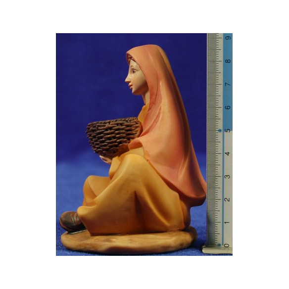 Woman seating with basket 15 cm resin