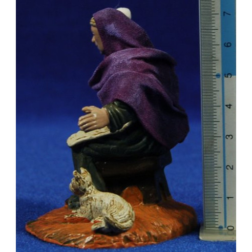Old woman with treadh with tissue 10 cm durexina Oliver