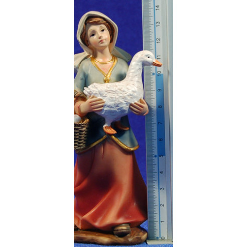 Pastora con oca y cesto de huevos 15 cm resina