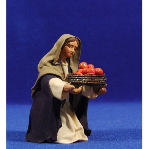 Dona in ginocchio mani con cesto 13 cm stoffe e terracotta