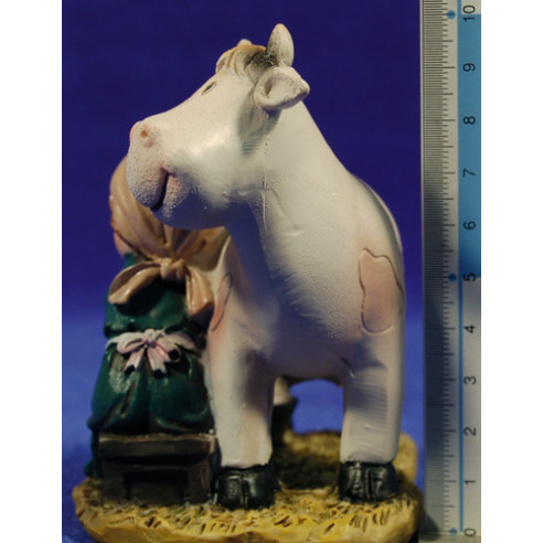 Woman wilking a cow naïf 8 cm marmolina Belenes Puig
