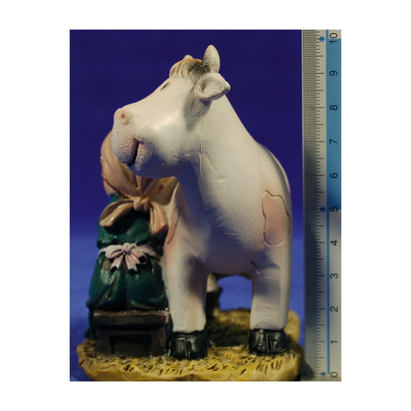 Pastorella mugnendo una mucca naïf 8 cm marmolina Belenes Puig