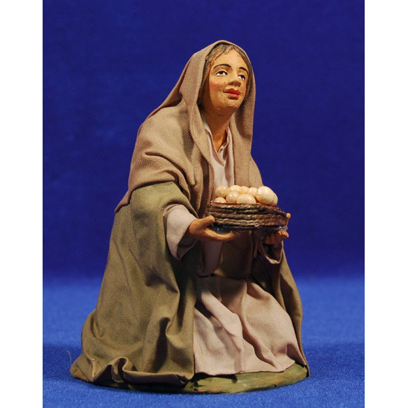 Donna in ginocchio con cesto uova 20 cm stoffe e terracotta