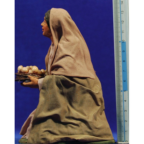 Donna in ginocchio con cesto uova 20 cm stoffe e terracotta