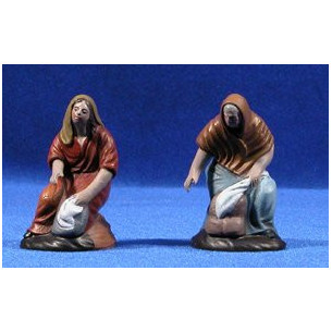 Woman cleaning 7 cm clay painted Figuralia