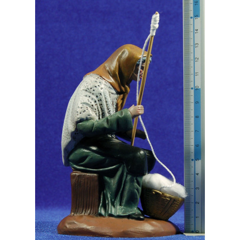 Hilandera 16 cm barro pintado Figuralia