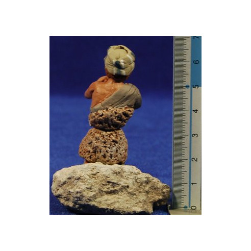 Niño sentado con flauta hebreo 12 cm barro pintado Delgado