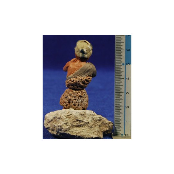 Niño sentado con flauta hebreo 12 cm barro pintado Delgado