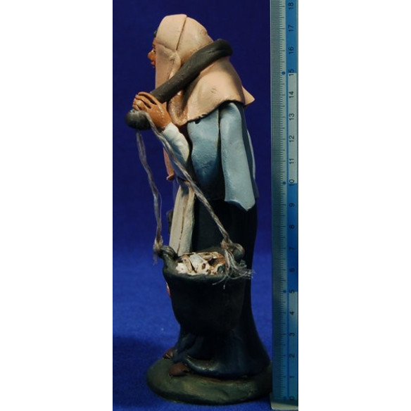 Donna con cestini  18 cm terracotta dipinte