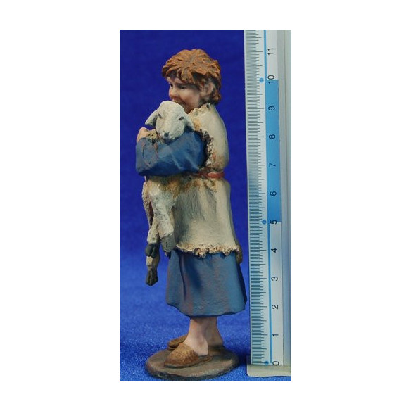 Bambino con pecora 20 cm resina Montserrat Ribes
