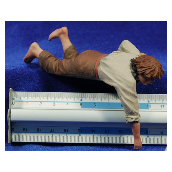 Nen estirat 17 cm resina Montserrat Ribes