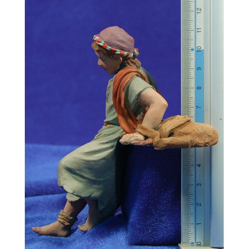 Niño apoyado Isai 15 cm resina Montserrat Ribes