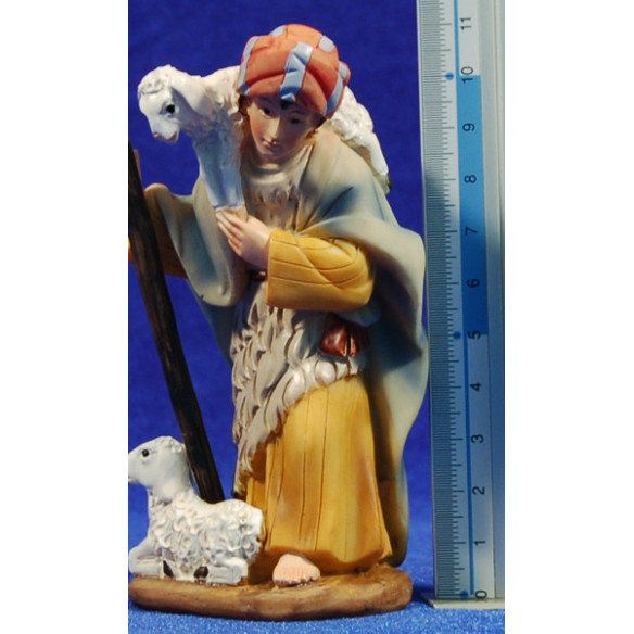Niño con bastón y corderos 11 cm resina