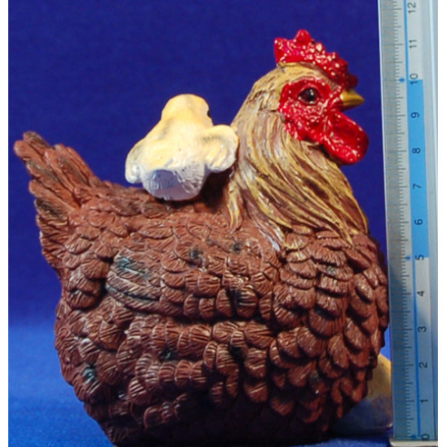 Gallina con pollitos tumbada 50 cm resina