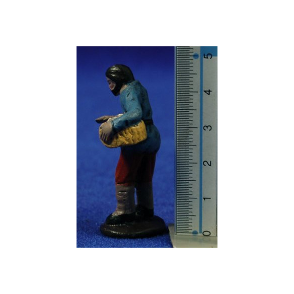 Pastor con cesto peces 5 cm barro pintado Figuralia