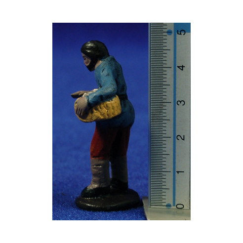 Pastor con cesto peces 5 cm barro pintado Figuralia
